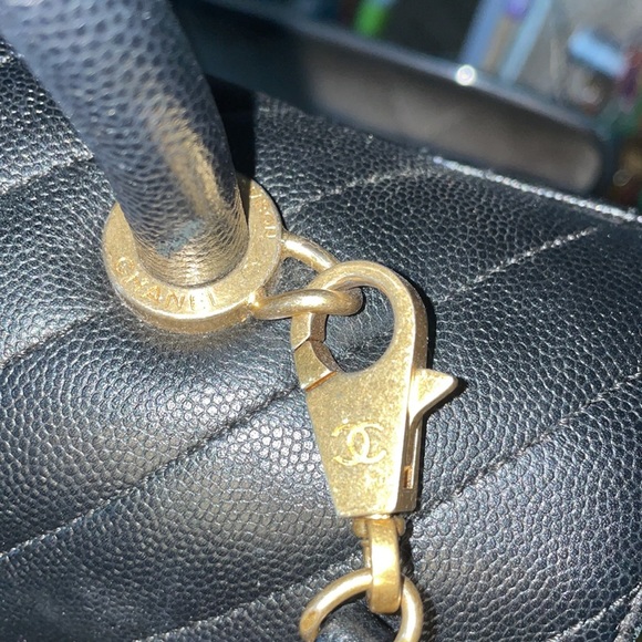 Chanel Black chevron flap Bag w gold hardware! 🖤 - Picture 6 of 16